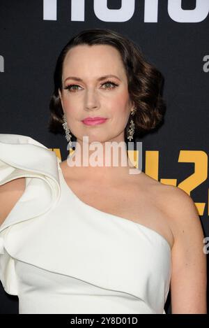 LOS ANGELES - MAY 7: Julie Ann Emery at the "Catch-22" Premiere at the