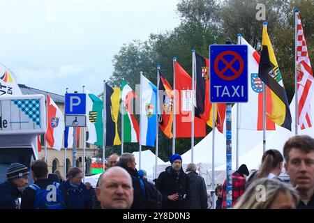 Feierlichkeiten zum Tag der Deutschen Einheit Fahnen bei den Feierlichkeiten zum Tag der Deutschen Einheit in Schwerin, 3. Oktober 2024 Germany *** Celebrations for the Day of German Unity Flags at the celebrations for the Day of German Unity in Schwerin, October 3, 2024 Germany Copyright: xMatthiasxGränzdörferx Stock Photo