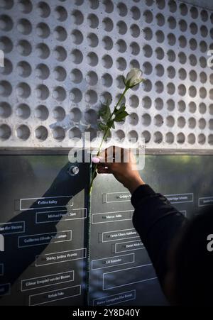 AMSTERDAM - The annual commemoration at 'the tree that saw everything' of the Bijlmer air disaster. On Sunday evening, October 4, 1992, at 6:36 p.m., an El Al Boeing 747 cargo plane drilled into the Groeneveen and Klein-Kruitberg flats in Amsterdam's Bijlmermeer. The result was 43 deaths and enormous havoc. ANP RAMON VAN FLYMEN netherlands out - belgium out Credit: ANP/Alamy Live News Stock Photo