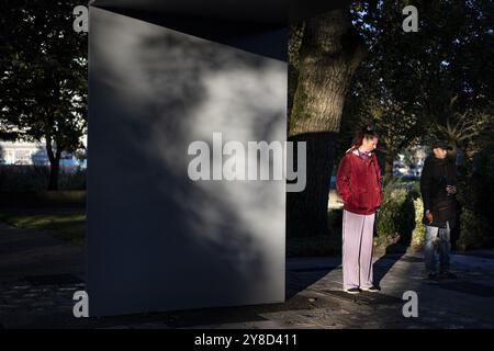 AMSTERDAM - The annual commemoration at 'the tree that saw everything' of the Bijlmer air disaster. On Sunday evening, October 4, 1992, at 6:36 p.m., an El Al Boeing 747 cargo plane drilled into the Groeneveen and Klein-Kruitberg flats in Amsterdam's Bijlmermeer. The result was 43 deaths and enormous havoc. ANP RAMON VAN FLYMEN netherlands out - belgium out Credit: ANP/Alamy Live News Stock Photo