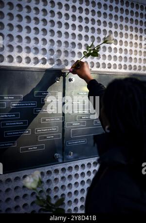 AMSTERDAM - The annual commemoration at 'the tree that saw everything' of the Bijlmer air disaster. On Sunday evening, October 4, 1992, at 6:36 p.m., an El Al Boeing 747 cargo plane drilled into the Groeneveen and Klein-Kruitberg flats in Amsterdam's Bijlmermeer. The result was 43 deaths and enormous havoc. ANP RAMON VAN FLYMEN netherlands out - belgium out Credit: ANP/Alamy Live News Stock Photo