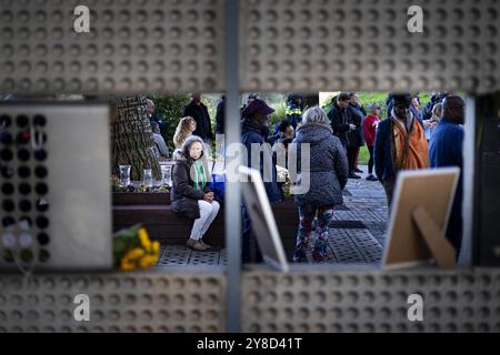 AMSTERDAM - The annual commemoration at 'the tree that saw everything' of the Bijlmer air disaster. On Sunday evening, October 4, 1992, at 6:36 p.m., an El Al Boeing 747 cargo plane drilled into the Groeneveen and Klein-Kruitberg flats in Amsterdam's Bijlmermeer. The result was 43 deaths and enormous havoc. ANP RAMON VAN FLYMEN netherlands out - belgium out Credit: ANP/Alamy Live News Stock Photo