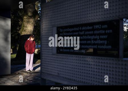 AMSTERDAM - The annual commemoration at 'the tree that saw everything' of the Bijlmer air disaster. On Sunday evening, October 4, 1992, at 6:36 p.m., an El Al Boeing 747 cargo plane drilled into the Groeneveen and Klein-Kruitberg flats in Amsterdam's Bijlmermeer. The result was 43 deaths and enormous havoc. ANP RAMON VAN FLYMEN netherlands out - belgium out Credit: ANP/Alamy Live News Stock Photo