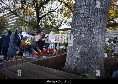 AMSTERDAM - The annual commemoration at 'the tree that saw everything' of the Bijlmer air disaster. On Sunday evening, October 4, 1992, at 6:36 p.m., an El Al Boeing 747 cargo plane drilled into the Groeneveen and Klein-Kruitberg flats in Amsterdam's Bijlmermeer. The result was 43 deaths and enormous havoc. ANP RAMON VAN FLYMEN netherlands out - belgium out Credit: ANP/Alamy Live News Stock Photo