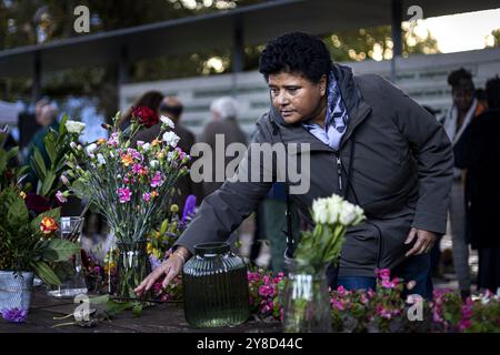 AMSTERDAM - The annual commemoration at 'the tree that saw everything' of the Bijlmer air disaster. On Sunday evening, October 4, 1992, at 6:36 p.m., an El Al Boeing 747 cargo plane drilled into the Groeneveen and Klein-Kruitberg flats in Amsterdam's Bijlmermeer. The result was 43 deaths and enormous havoc. ANP RAMON VAN FLYMEN netherlands out - belgium out Credit: ANP/Alamy Live News Stock Photo