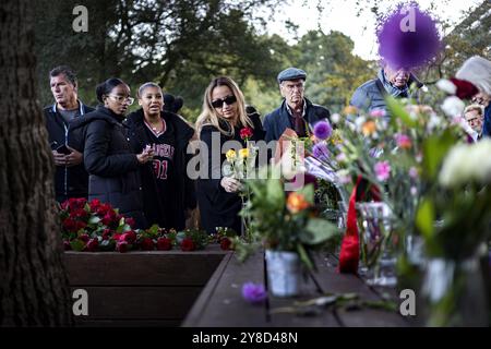 AMSTERDAM - The annual commemoration at 'the tree that saw everything' of the Bijlmer air disaster. On Sunday evening, October 4, 1992, at 6:36 p.m., an El Al Boeing 747 cargo plane drilled into the Groeneveen and Klein-Kruitberg flats in Amsterdam's Bijlmermeer. The result was 43 deaths and enormous havoc. ANP RAMON VAN FLYMEN netherlands out - belgium out Credit: ANP/Alamy Live News Stock Photo