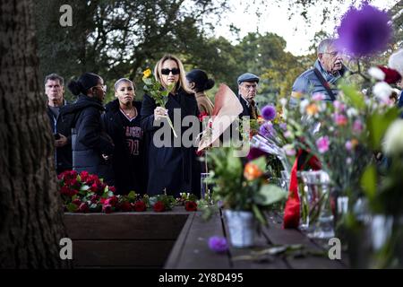 AMSTERDAM - The annual commemoration at 'the tree that saw everything' of the Bijlmer air disaster. On Sunday evening, October 4, 1992, at 6:36 p.m., an El Al Boeing 747 cargo plane drilled into the Groeneveen and Klein-Kruitberg flats in Amsterdam's Bijlmermeer. The result was 43 deaths and enormous havoc. ANP RAMON VAN FLYMEN netherlands out - belgium out Credit: ANP/Alamy Live News Stock Photo