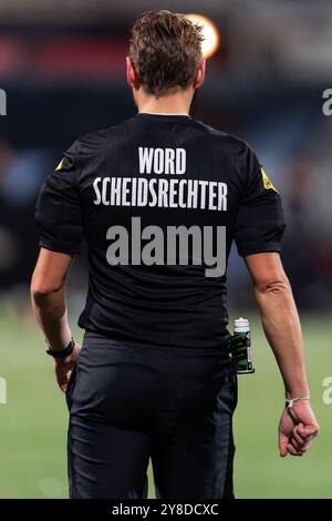 Helmond, Netherlands. 04th Oct, 2024. HELMOND, NETHERLANDS - OCTOBER 4: Referee Laurens Gerrets during the Dutch Keuken Kampioen Divisie match between Helmond Sport and Jong Ajax at Lavans Stadion on October 4, 2024 in Helmond, Netherlands. (Photo by Joris Verwijst/Orange Pictures) Credit: Orange Pics BV/Alamy Live News Stock Photo