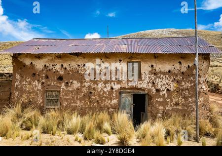 An old abandoned mud brick house near Lake Chinchaycocha. Junin, Peru, South America. Stock Photo