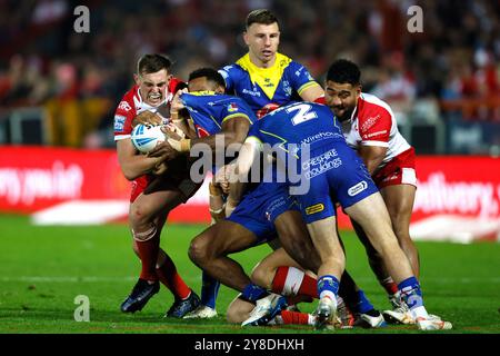 Hull KR's Jack Broadbent (left) is tackled by Warrington Wolves' Rodrick Tai during the Betfred Super League, play-off semi final match at Craven Park, Hull. Picture date: Friday October 4, 2024. Stock Photo