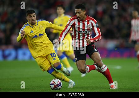 Sunderland's Jobe Bellingham takes on Leeds United's Joël Piroe during the Sky Bet Championship match between Sunderland and Leeds United at the Stadium Of Light, Sunderland on Friday 4th October 2024. (Photo: Michael Driver | MI News) Credit: MI News & Sport /Alamy Live News Stock Photo