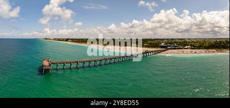 Summer landscape at Venice fishing pier in Florida. Ocean surf waves crashing on warm sandy beach. Stock Photo