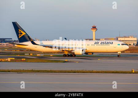 Air Astana Boeing 767-300ER Flugzeug Flughafen Frankfurt in Deutschland Frankfurt, Deutschland - 6. August 2024: Ein Boeing 767-300ER Flugzeug der Air Astana mit dem Kennzeichen EI-KEC am Flughafen in Frankfurt, Deutschland. *** Air Astana Boeing 767 300ER aircraft Frankfurt Airport in Germany Frankfurt, Germany 6 August 2024 An Air Astana Boeing 767 300ER aircraft with the registration EI KEC at the airport in Frankfurt, Germany Stock Photo