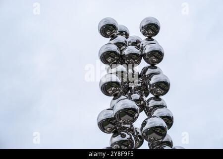 Sky Mirror with Tall Tree and the Eye sculpture by Anish