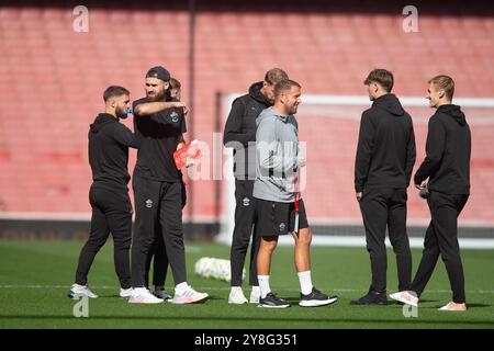 Emirates Stadium, London, UK. 5th Oct, 2024. Premier League Football, Arsenal versus Southampton; Southampton players inspect the pitch prior the game Credit: Action Plus Sports/Alamy Live News Stock Photo