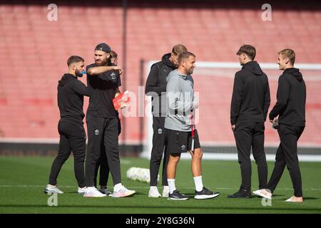 Emirates Stadium, London, UK. 5th Oct, 2024. Premier League Football, Arsenal versus Southampton; Southampton players inspect the pitch prior the game Credit: Action Plus Sports/Alamy Live News Stock Photo