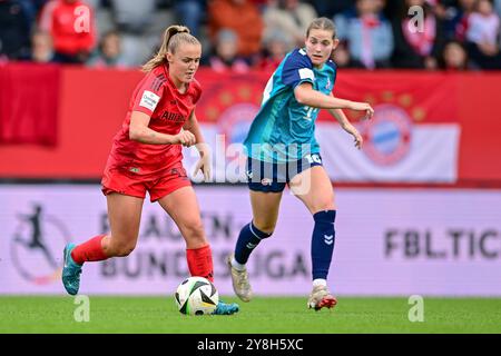 v.li.: Georgia Stanway (FC Bayern München, FCB, 31) Taylor Ziemer (Köln, 18) im Zweikampf, Duell, duel, tackle, Dynamik, Action, Aktion, 05.10.2024, München (Deutschland), Fussball, Google Pixel Frauen-Bundesliga, FC Bayern München - 1. FC Köln, DFB/DFL REGULATIONS PROHIBIT ANY USE OF PHOTOGRAPHS AS IMAGE SEQUENCES AND/OR QUASI-VIDEO. Stock Photo