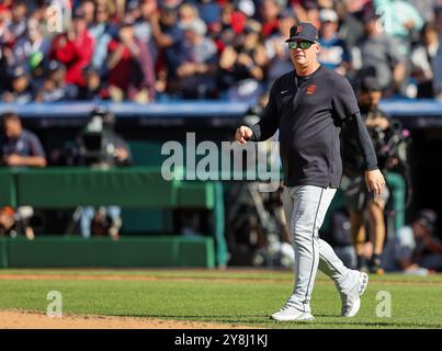 Cleveland, United States. 05th Oct, 2024. Detroit Tigers manager A.J. Hinch makes a pitching change against the Cleveland Guardians during the sixth inning of ALDS Game 1 at Progressive Field in Cleveland, Ohio, on Saturday, October 5, 2024. Photo by Aaron Josefczyk/UPI Credit: UPI/Alamy Live News Stock Photo