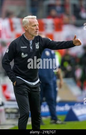 Halle, Deutschland. 05th Oct, 2024. Halle, Deutschland 05. Oktober 2024: Regionalliga Nord/Ost - 2024/2025 - Hallescher FC vs. Carl Zeiss Jena Im Bild: Trainer Mark Zimmermann (Halle) Credit: dpa/Alamy Live News Stock Photo