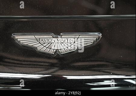 Logo, Schriftzug des britischen Kraftfahrzeug Hersteller Aston Martin an einem PKW *** Logo, lettering of the British car manufacturer Aston Martin on a car Stock Photo