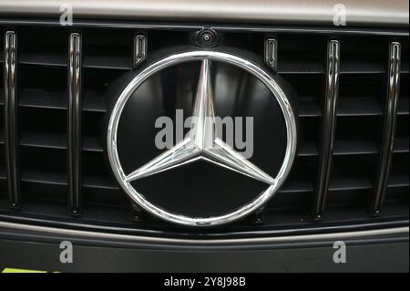 Logo, Schriftzug des deutschen Kraftfahrzeug Hersteller Mercedes - Benz an einem PKW, *** Logo, lettering of the German car manufacturer Mercedes Benz on a car, Stock Photo