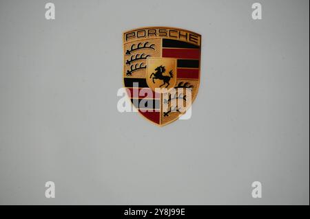 Logo, Schriftzug des Kraftfahrzeug Hersteller Porsche an einem PKW, *** Logo, lettering of the car manufacturer Porsche on a car, Stock Photo