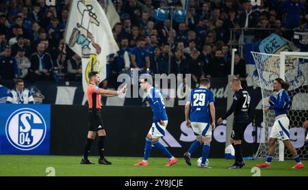 Gelsenkirchen, Germany. 05th Oct, 2024. Soccer: Bundesliga 2, FC Schalke 04 - Hertha BSC, Matchday 8, Veltins Arena. Schalke's Kenan Karaman gestures towards referee Tom Bauer. Credit: Fabian Strauch/dpa - IMPORTANT NOTE: In accordance with the regulations of the DFL German Football League and the DFB German Football Association, it is prohibited to utilize or have utilized photographs taken in the stadium and/or of the match in the form of sequential images and/or video-like photo series./dpa/Alamy Live News Stock Photo