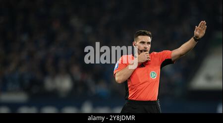 Gelsenkirchen, Germany. 05th Oct, 2024. Soccer: Bundesliga 2, FC Schalke 04 - Hertha BSC, Matchday 8, Veltins Arena. Referee Tom Bauer blows the whistle. Credit: Fabian Strauch/dpa - IMPORTANT NOTE: In accordance with the regulations of the DFL German Football League and the DFB German Football Association, it is prohibited to utilize or have utilized photographs taken in the stadium and/or of the match in the form of sequential images and/or video-like photo series./dpa/Alamy Live News Stock Photo