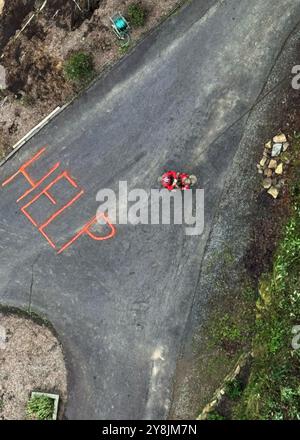 McDowell county, United States. 04th Oct, 2024. U.S Air Force pararescuemen with the 48th Rescue Squadron, repel from an HH-60W Jolly Green II helicopter in response to the Help message painted along a driveway after floods caused by Hurricane Helene cut off communities along the Blue Ridge Mountains, October 4, 2024 in McDowell County, North Carolina. Credit: SSgt. Abbey Rieves/US Air Force Photo/Alamy Live News Stock Photo