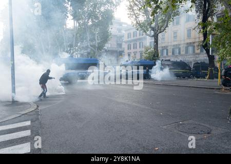 Rome, Italy. 5th Oct, 2024. Clashes between protesters and the police during the pro-palestine demonstration in Piazzale Ostiense in Rome, on the anniversary of the attacks by Hamas on October 7, 2023 (Credit Image: © Matteo Nardone/Pacific Press via ZUMA Press Wire) EDITORIAL USAGE ONLY! Not for Commercial USAGE! Stock Photo