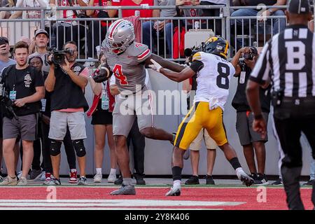 Defensive back Deshaun Lee (Iowa Hawkeyes, #08) dives to tackle running ...