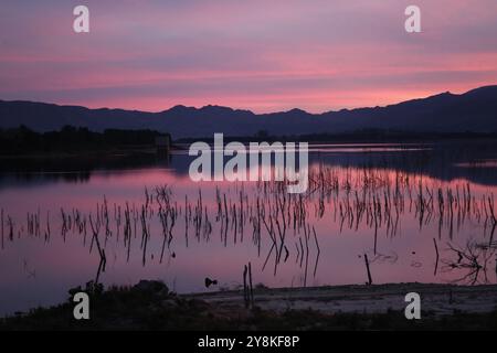 Colourful sunset in the valley of Vyeboom on the banks of the Theewaterskloof dam, at the foot of the Franschhoek mountains in the Overberg, Western C Stock Photo