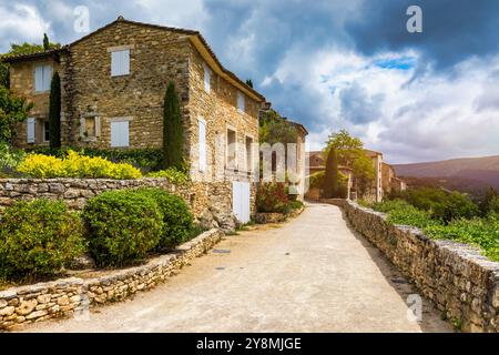 Menerbes village in Provence on a summer day, France, Luberon, Vaucluse. Village of Menerbes, the village and the Luberon mountains also called the mo Stock Photo