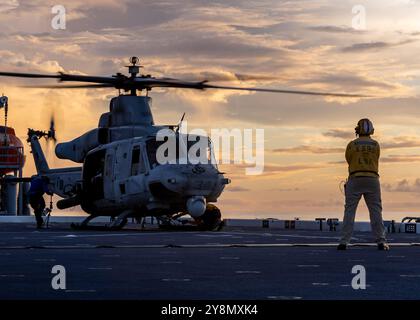 PHILIPPINE SEA (Sept. 28, 2024) U.S. Sailors assigned to the expeditionary sea base USS Miguel Keith (ESB 5) remove chains from a UH-1Y Venom attached Stock Photo