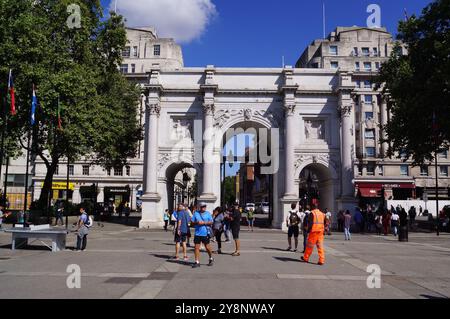 London, UK: people walking in front of Marble Arch, 19th century triumphal arch by John Nash Stock Photo