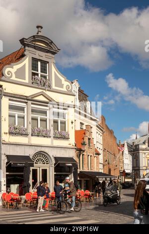 Belgium, Flanders, Bruges, Eirmarkt, Brasserie R and Chocolatier Dumon chocolate shop in Egg Market Stock Photo