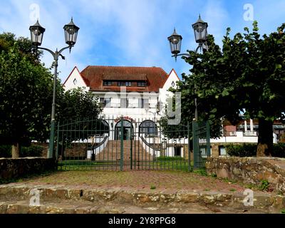 ...Blick auf das historische Restaurant am Rhein bei Meerbusch - heuer gehoerig zur Dormero Hotel Gruppe... Restaurant zum Hotel Dormero gehoerig *** View of the historic restaurant on the Rhine near Meerbusch belonging to the Dormero Hotel Group Restaurant belonging to the Hotel Dormero Stock Photo