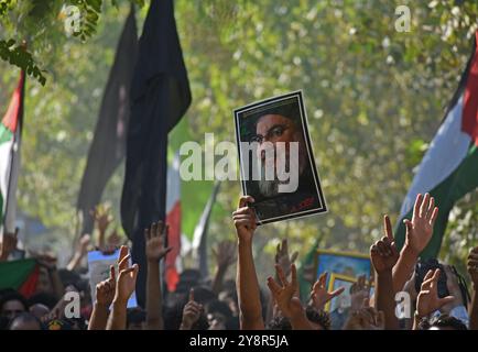 Kashmiri Shiite Muslims shout anti American slogans and burn a effigy ...