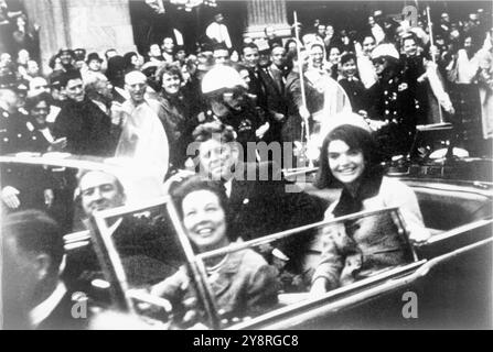 President John F. Kennedy motorcade, Dallas, Texas, Friday, November 22, 1963. The President and First Lady in the rear seat of the presidential limousine minutes before the assassination Stock Photo