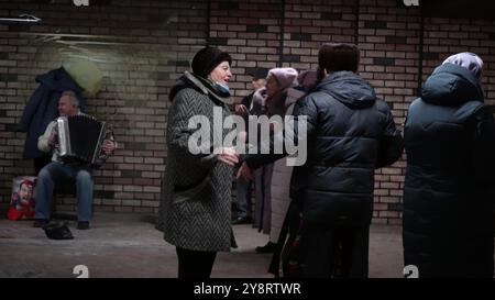 Ukraine, Kyiv - August 23, 2022: Elderly people dance on the dance floor in groups. A happy active group of Ukrainian seniors got together to dance in Stock Photo