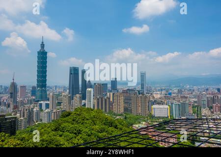 Aerial panoramic view of Taipei, Taiwan skyline with Taipei 101 from Xiangshan (Elephant Mountain) Stock Photo