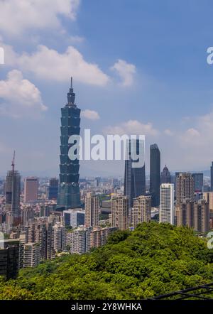 Aerial panoramic view of Taipei, Taiwan skyline with Taipei 101 from Xiangshan (Elephant Mountain) Stock Photo