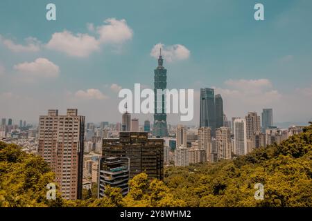 Aerial panoramic view of Taipei, Taiwan skyline with Taipei 101 from Xiangshan (Elephant Mountain) Stock Photo