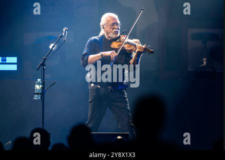 Peter David Pete Sage von Santiano live bei einem Konzert der Auf nach Doggerland -Tour in der Messehalle. Erfurt, 06.10.2024 *** Peter David Pete Sage from Santiano live at a concert of the Auf nach Doggerland Tour in the Messehalle Erfurt, 06 10 2024 Foto:xM.xKremerx/xFuturexImagex santiano 4032 Stock Photo