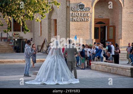 Bukhara,Uzbekistan; September,19,2024:scene of a newlywed couple from behind during a photo session in the historic city of Bukhara, Uzbekistan. The c Stock Photo