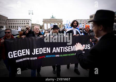 Israel Solidarity Demonstration Deu, Deutschland, Germany, Berlin, 06.10.2024 Rabbi Yehuda Teichtal mitte und Demonstranten mit Transparent Gegen Jeden Antisemitismus Fahne von Israel anlaesslich der Kundgebung und Demonstration von einem breiten Buendnis unter dem Motto Gemeinsam Gegen Das Verbrechen der Hamas an Israel und Palaestinenser Fuer die Freilassung der Geisel und das Ende der Hamas Herrschaft in Gaza Bring Them Home sowie gegen Jeden Hass und Antisemitismus und Solidaritaet fuer Israel am 1. Jahrestag nach den toedlichen Terror von Hamas aus Gaza nach Israel am 7. Oktober vor dem B Stock Photo