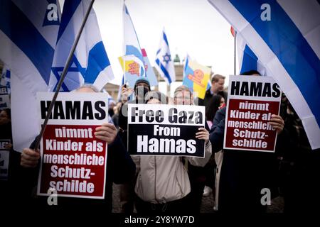 Israel Solidarity Demonstration Deu, Deutschland, Germany, Berlin, 06.10.2024 Demonstranten mit Schild Free Gaza From Hamas und Hamas nimmt Kinder als menschlische Schutzschilde anlaesslich der Kundgebung und Demonstration von einem breiten Buendnis unter dem Motto Gemeinsam Gegen Das Verbrechen der Hamas an Israel und Palaestinenser Fuer die Freilassung der Geisel und das Ende der Hamas Herrschaft in Gaza Bring Them Home sowie gegen Jeden Hass und Antisemitismus und Solidaritaet fuer Israel am 1. Jahrestag nach den toedlichen Terror von Hamas aus Gaza nach Israel am 7. Oktober vor dem Branden Stock Photo