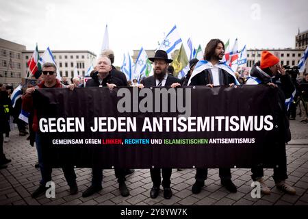 Israel Solidarity Demonstration Deu, Deutschland, Germany, Berlin, 06.10.2024 Rabbi Yehuda Teichtal mitte und Demonstranten mit Transparent Gegen Jeden Antisemitismus Fahne von Israel anlaesslich der Kundgebung und Demonstration von einem breiten Buendnis unter dem Motto Gemeinsam Gegen Das Verbrechen der Hamas an Israel und Palaestinenser Fuer die Freilassung der Geisel und das Ende der Hamas Herrschaft in Gaza Bring Them Home sowie gegen Jeden Hass und Antisemitismus und Solidaritaet fuer Israel am 1. Jahrestag nach den toedlichen Terror von Hamas aus Gaza nach Israel am 7. Oktober vor dem B Stock Photo