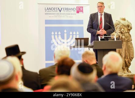 Gedenkveranstaltung des jüdischen Landesverbands Rheinland-Pfalz. Ein Jahr 7. Oktober, ein Jahr Massaker auf Israel. Im Mainzer Landesmuseum gedenken die jüdischen Gemeinden mit Ministerpräsident Alexander Schweitzer und weiteren Politikern den Opfern. 07.10.24 *** Commemorative event organized by the Rhineland-Palatinate Jewish Association One year 7 October, one year of massacres in Israel The Jewish communities commemorate the victims in the Mainz State Museum with Minister President Alexander Schweitzer and other politicians 07 10 24 Stock Photo