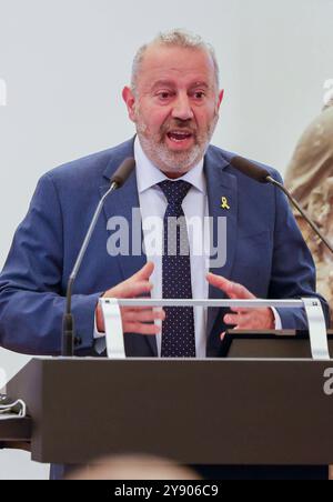 Gedenkveranstaltung des jüdischen Landesverbands Rheinland-Pfalz. Ein Jahr 7. Oktober, ein Jahr Massaker auf Israel. Im Mainzer Landesmuseum gedenken die jüdischen Gemeinden mit Ministerpräsident Alexander Schweitzer und weiteren Politikern den Opfern. Rede des Vorsitzenden des Landesverbandes der Jüdischen Gemeinden von Rheinland-Pfalz Avadislav Avadiev 07.10.24 *** Commemorative event of the Rhineland-Palatinate Jewish Community Association One year 7 October, one year of massacre in Israel The Jewish communities commemorate the victims with Minister President Alexander Schweitzer and other Stock Photo